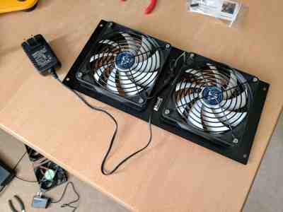 ../../_images/08-9-volt-fans.400x300.25.jpg