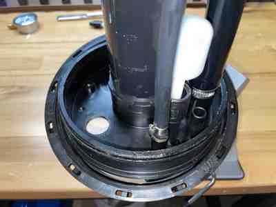 ../../_images/2-remove-pneumatic-valve.400x300.25.jpg