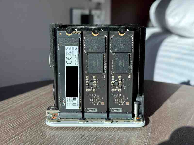 ../../_images/beelink-no-lid.800x600.25.jpeg