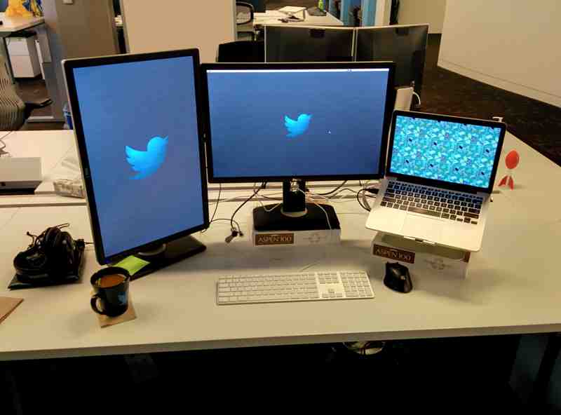 ../../_images/desk-2013-11-13-work-twitter.800x592.25.jpg