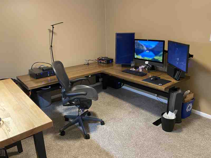 ../../_images/desk-2022-11-03-home-austin.800x600.25.jpg