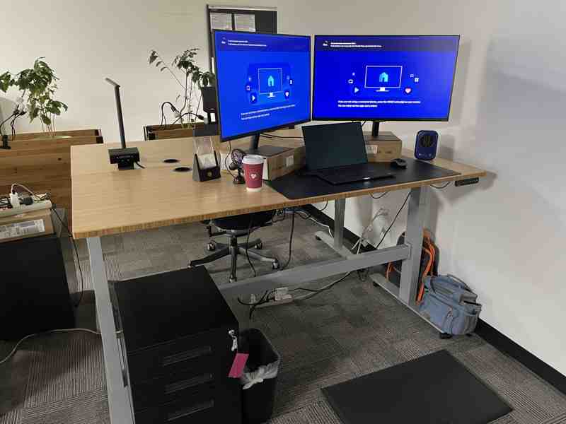 ../../_images/desk-2023-06-06-work-coke.800x600.25.jpg